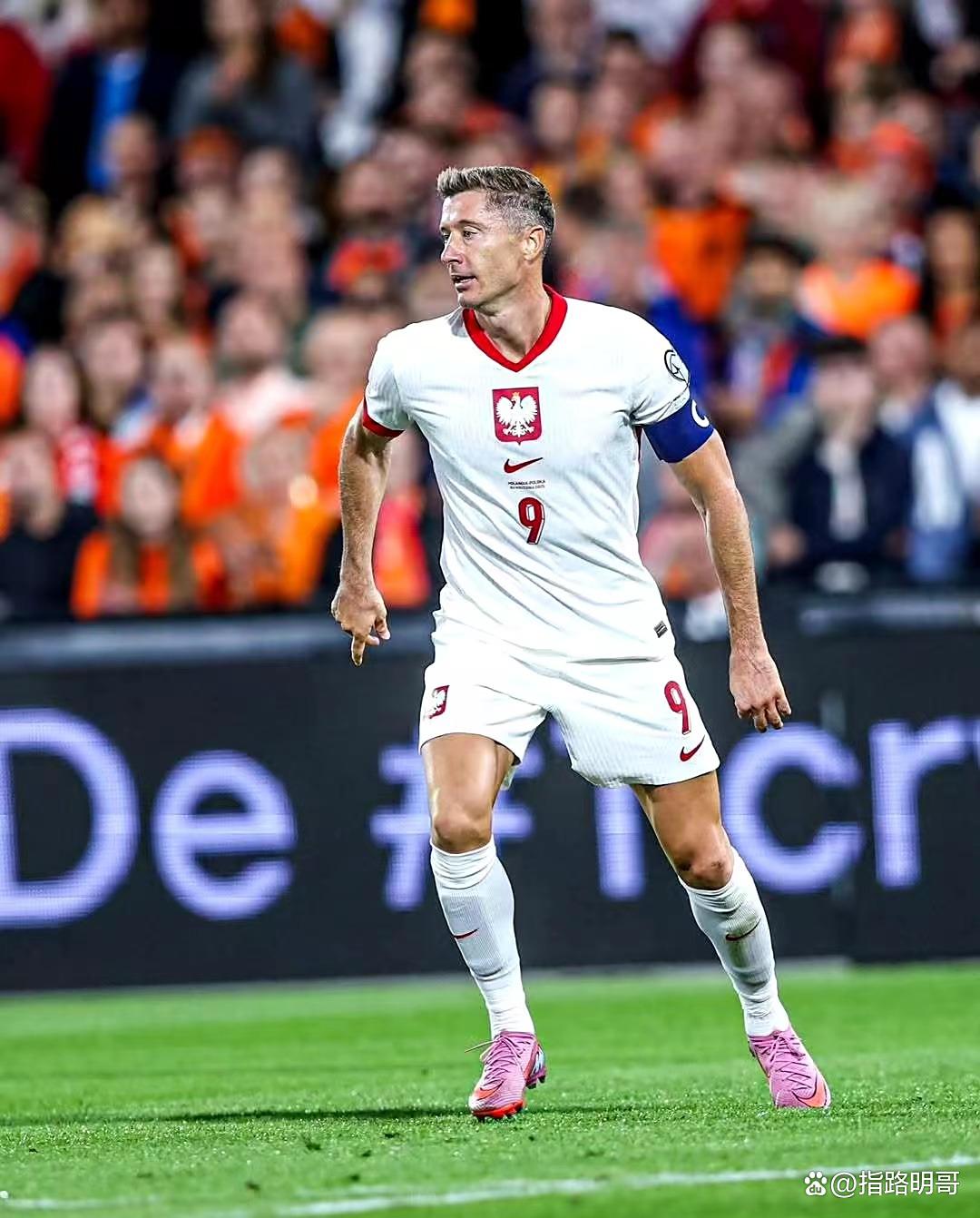 九游-包含莱万多夫斯基在曼联比赛中赛况扑朔迷离，惊险取胜引发热议！的词条